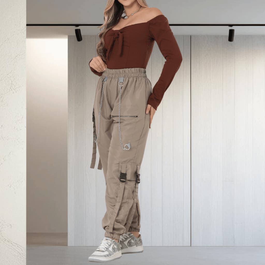CALÇA JOGGER OVERSIZED COM CORRENTES METALIZADAS E FAIXAS LATERAIS – VISUAL MODERNO E ATEMPORAL