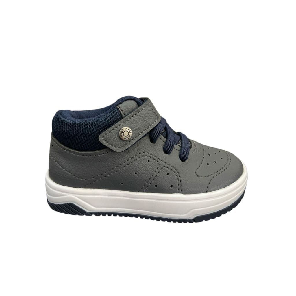 Coturno Infantil Masculino Cinza Escuro com Detalhes em Azul – Robustez e Estilo para os Pequenos