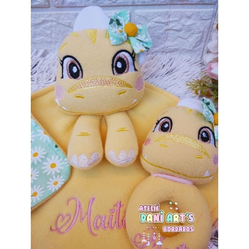 kit Naninha e chocalho Dinossaurinha Cute, com nome bordado, antialérgico porta chupeta opcional, naninha pra bebê
