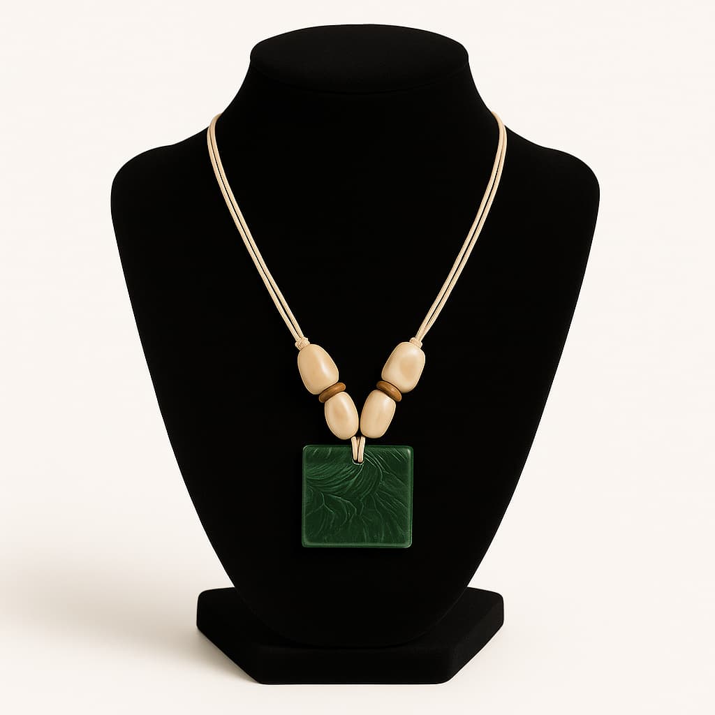 Colar Feminino Elegante Curto em Resina e Corino
