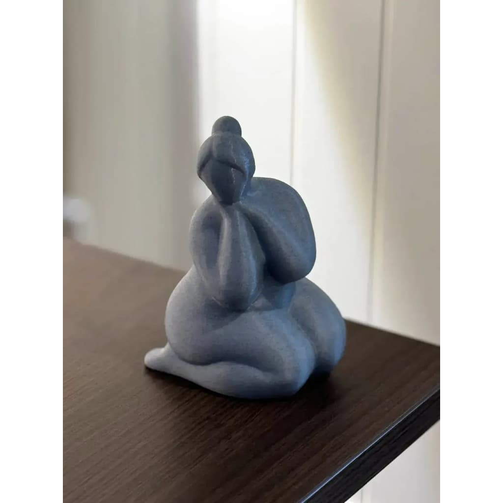 Estatueta De Mulher Curvilínea Sentada Para Decoração De Mesa Ou Prateleira 16cm