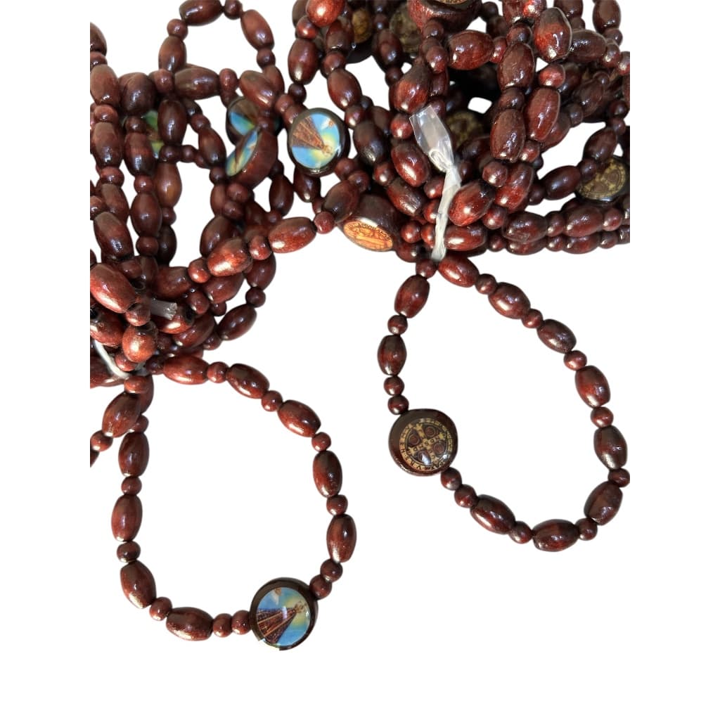 12 unidades pulseira elastica de Nossa Senhora Aparecida OU São Bento em Madeira