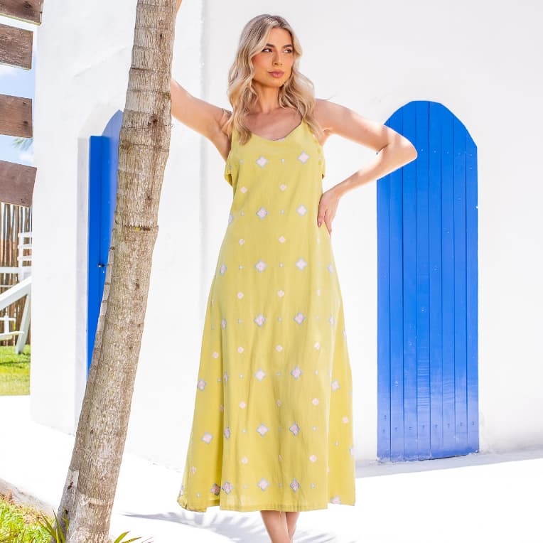 Vestido Feminino Midi em Cambraia de Algodão Bordada com Decote Lateral Regata com Alças Verão