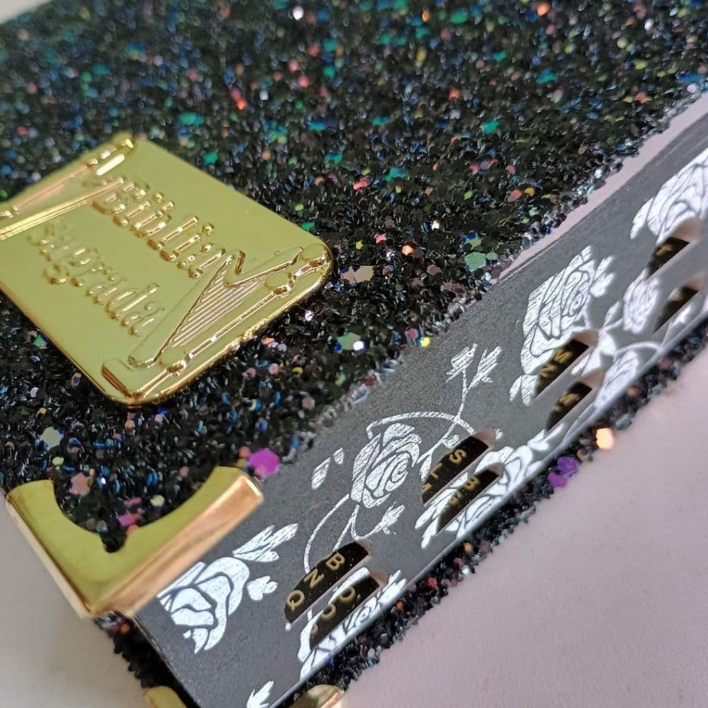 Bíblia Feminina Brilho Glitter Especial Letra Grande com Harpa Laterais Floridas e Textos Coloridos