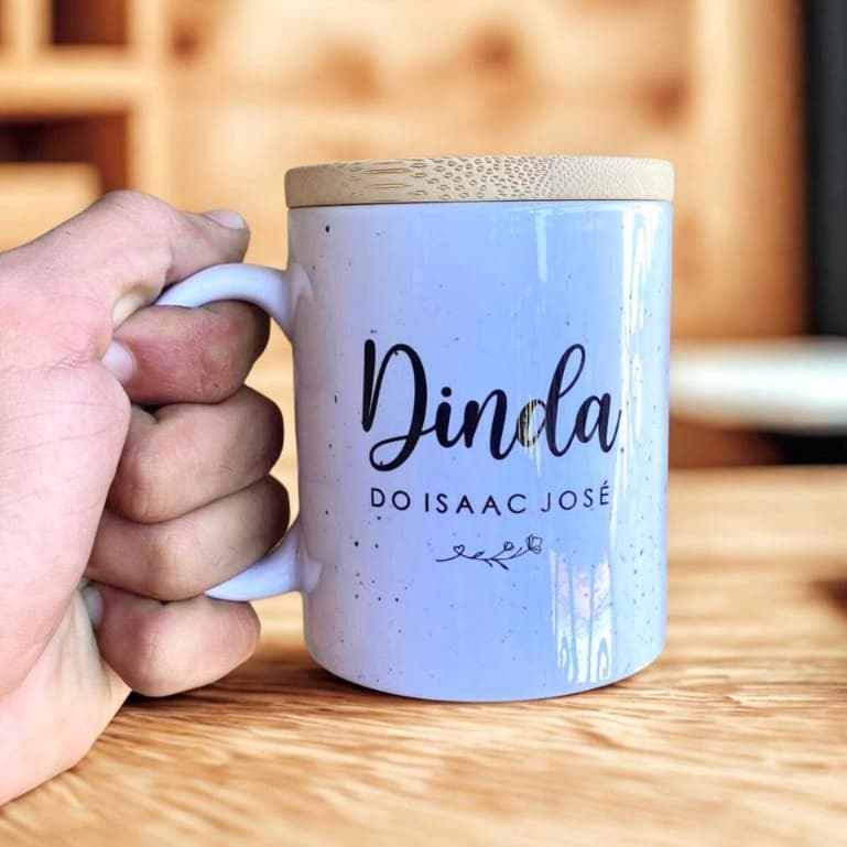 Caneca Personalizada Premium Porcelana Com Tampa de Bambu Para Padrinhos Batizado 325ml