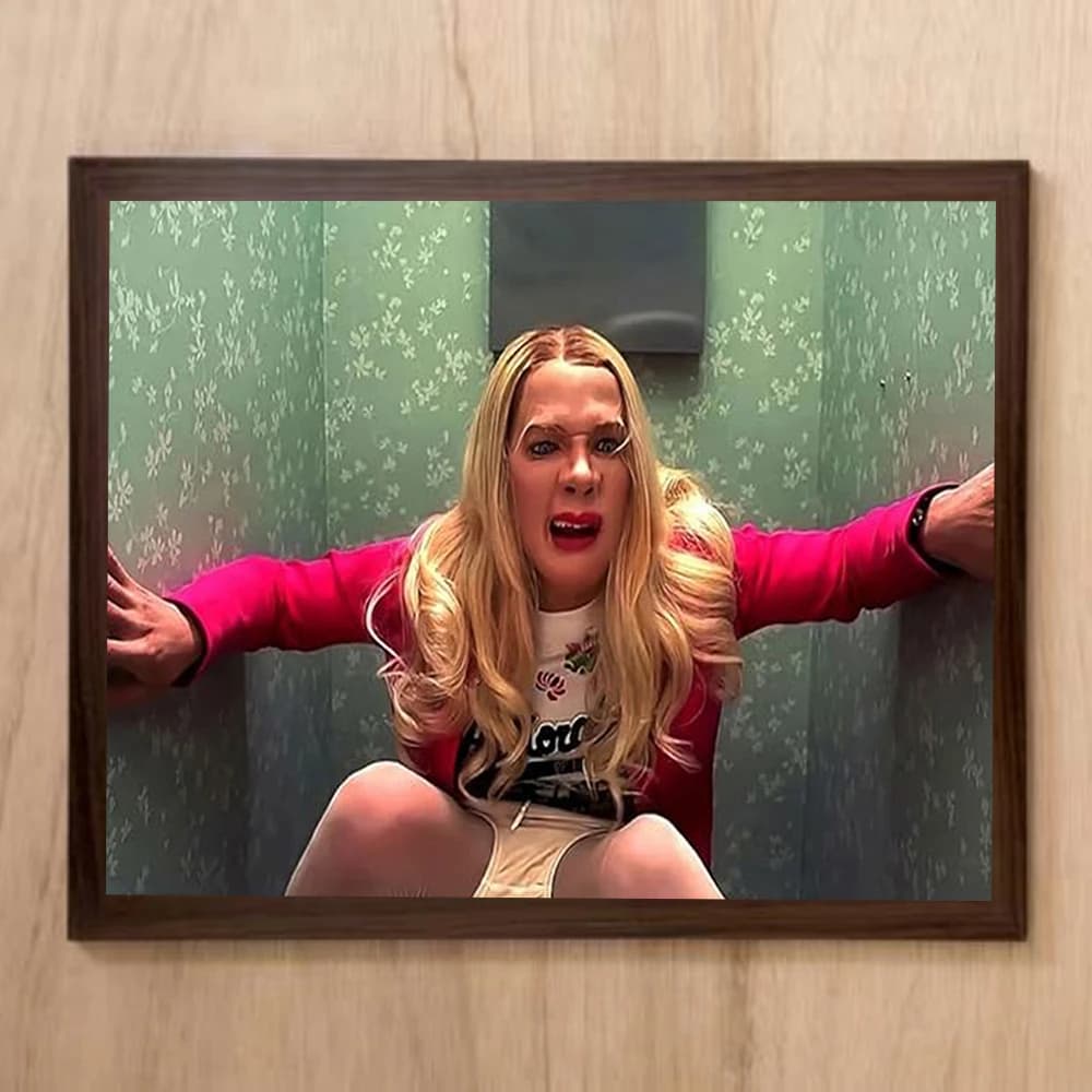 Quadro Decorativo Divertido Cena Icônica – Humor Irreverente para Banheiro