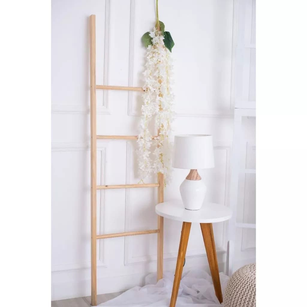 Escada decorativa em madeira, para decorão de cenário,ensaio fotográfico, ambientes elegantes e delicados