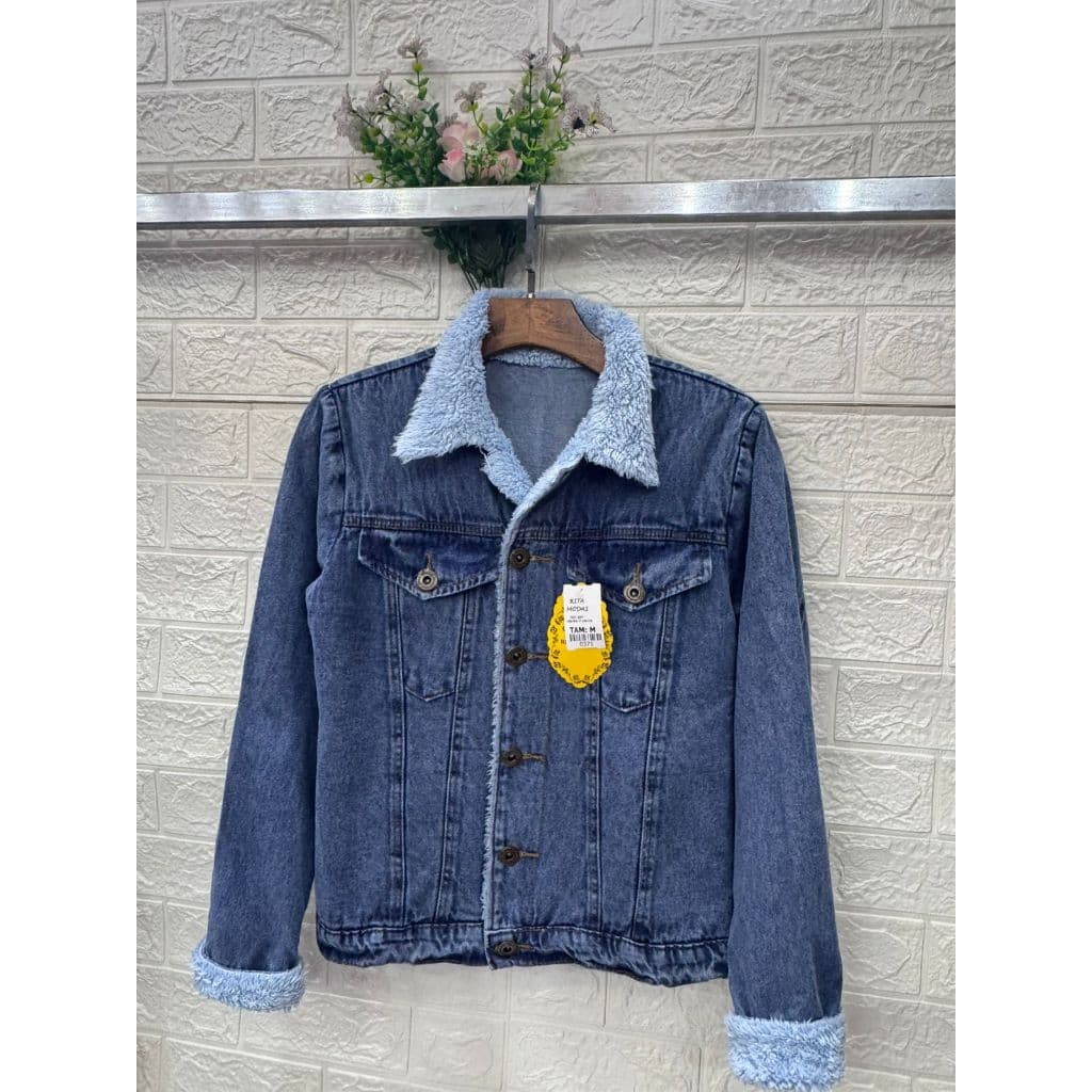 jaqueta jeans feminina com barra polo  lavagem aleartoria