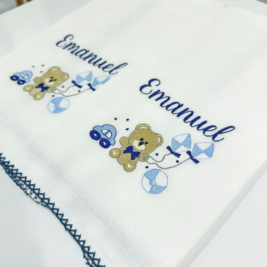 Kit pano de ombro fralda bordada com nome do bebê personalizado urso ursinho e brinquedos azul