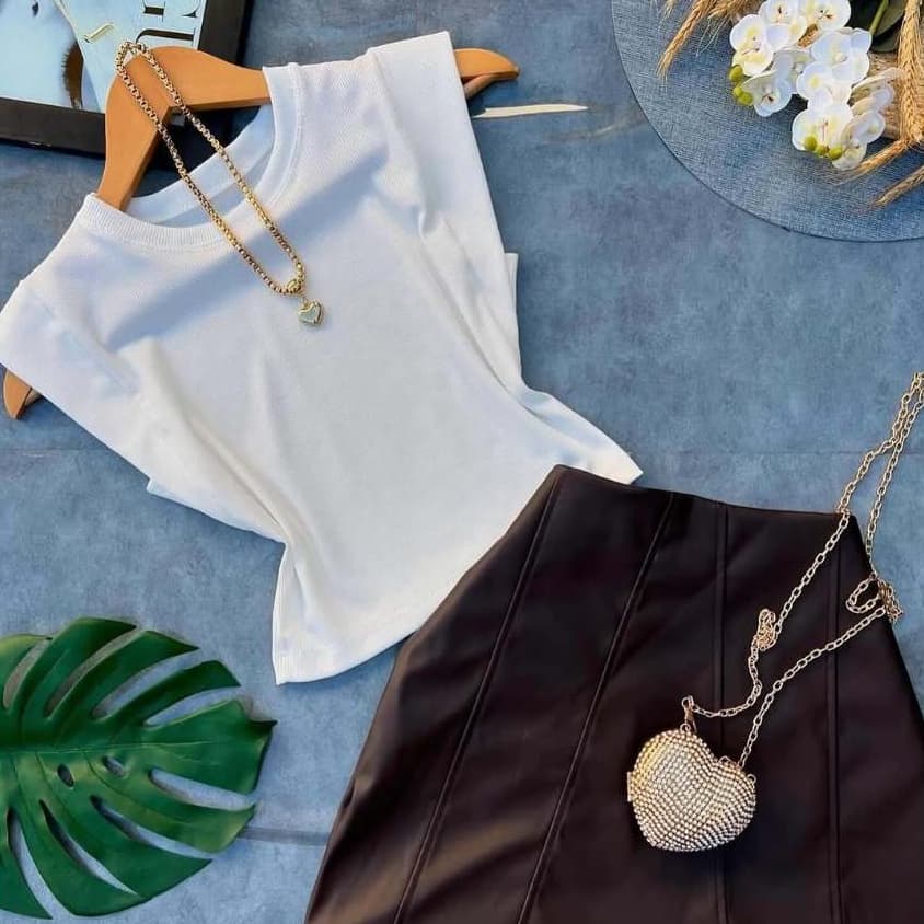 Blusa Feminina com Ombreira Básica, Estilosa e Confortável Tendência Muscle Tee