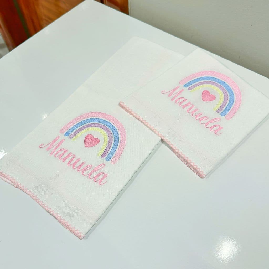 Kit ombro e boca bordado com nome e arcoiris menina fraldas duplas forradas personalizadas