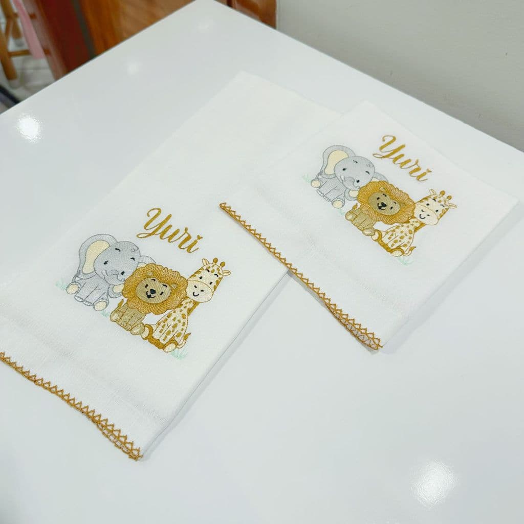 Fralda de boca e de ombro menino duplas bordadas personalizado com nome SAFARI ANIMAIS bordado