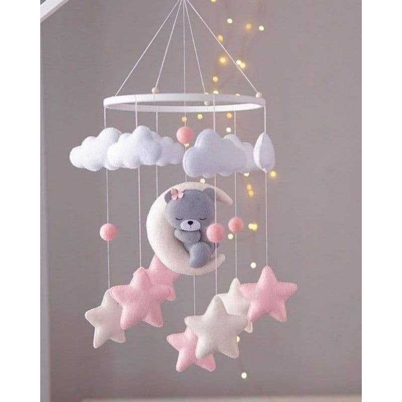 Mobile de berço ursinha dormindo na lua, menina, móbile rosa e cinza, ursinho, lua, nuvens, estrelas