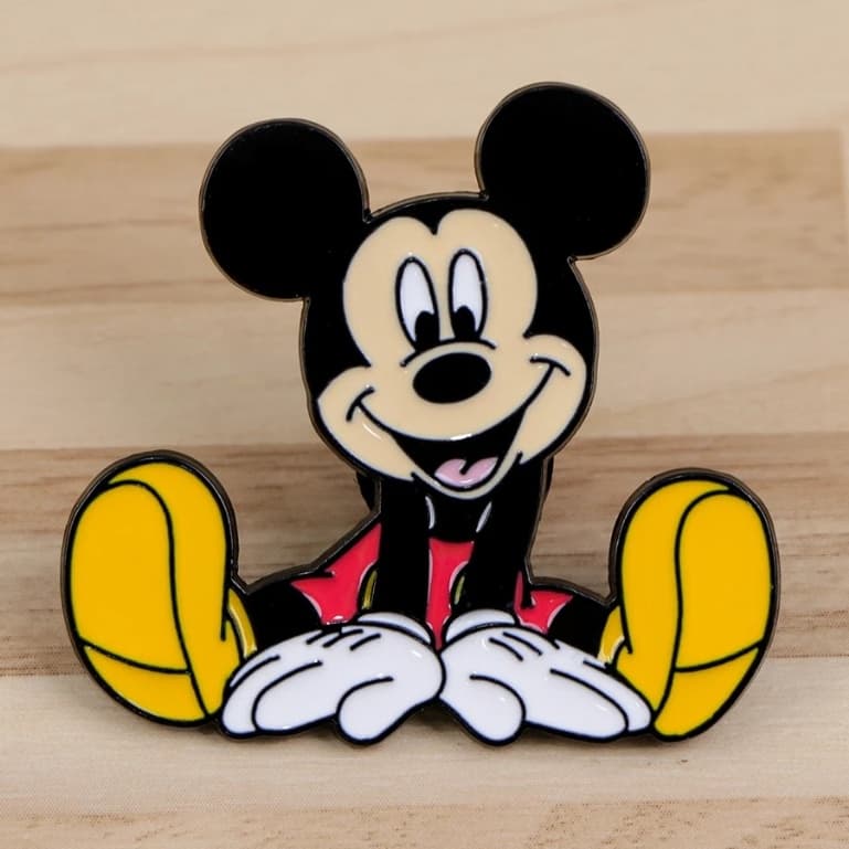 Broche do Mickey Mouse Sentado – Acessório Criativo e Divertido para Jaquetas, Mochilas e Looks.