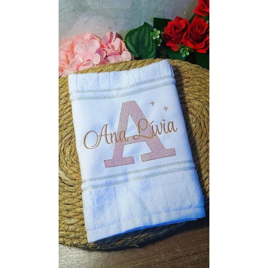 Toalha Bordada com nome e letra brilhante para enxoval infantil e presente adulto Lavabo