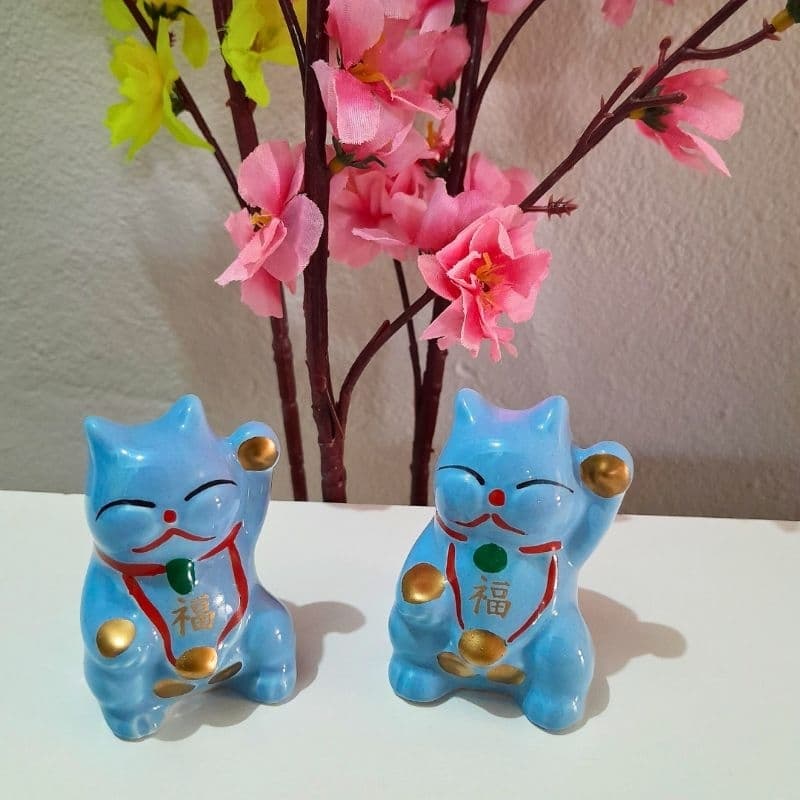 Gato da Sorte Kit Com Dois Cerâmica Atrai Felicidade e Fortuna Feito Artesanalmente Decoração