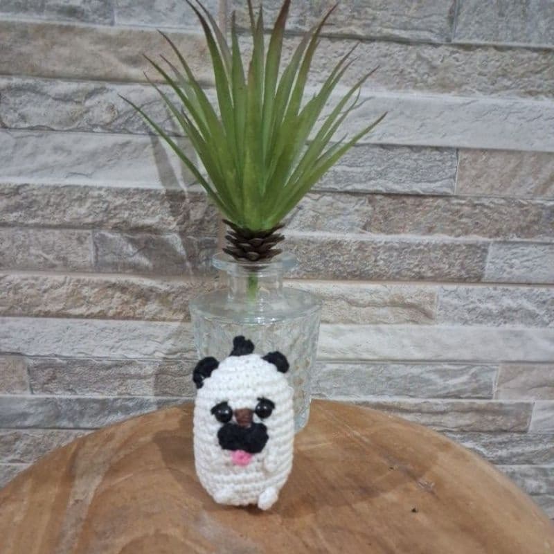 Chaveiro mini pug amigurumi crochê.