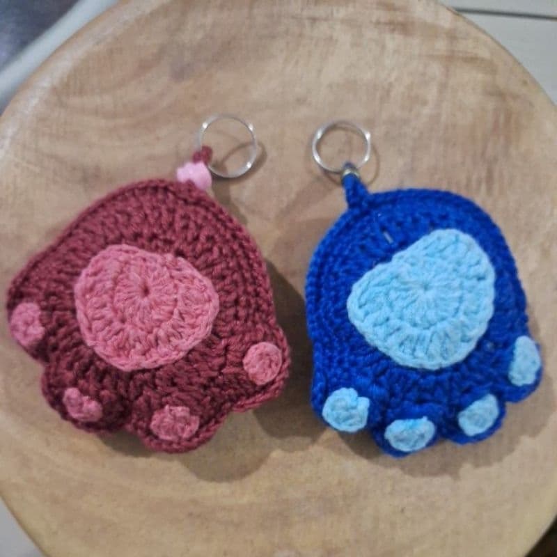 Chaveiro e enfeite de carro patinha de pet crochê amigurumi mimo presente