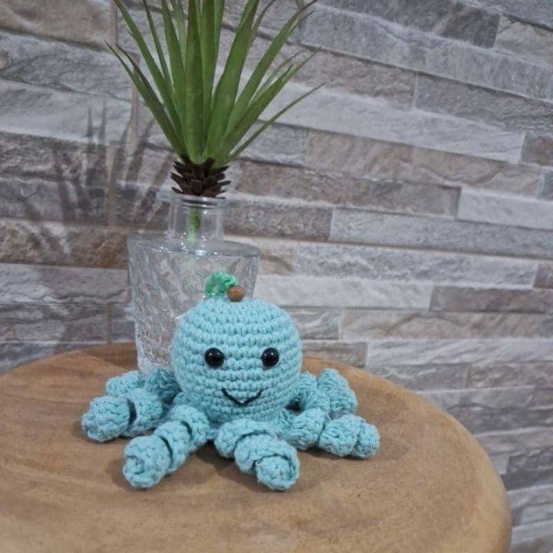 Chaveiro e brinquedo mini polvo amigurumi crochê presente.Favor ler as medidas na descrição.