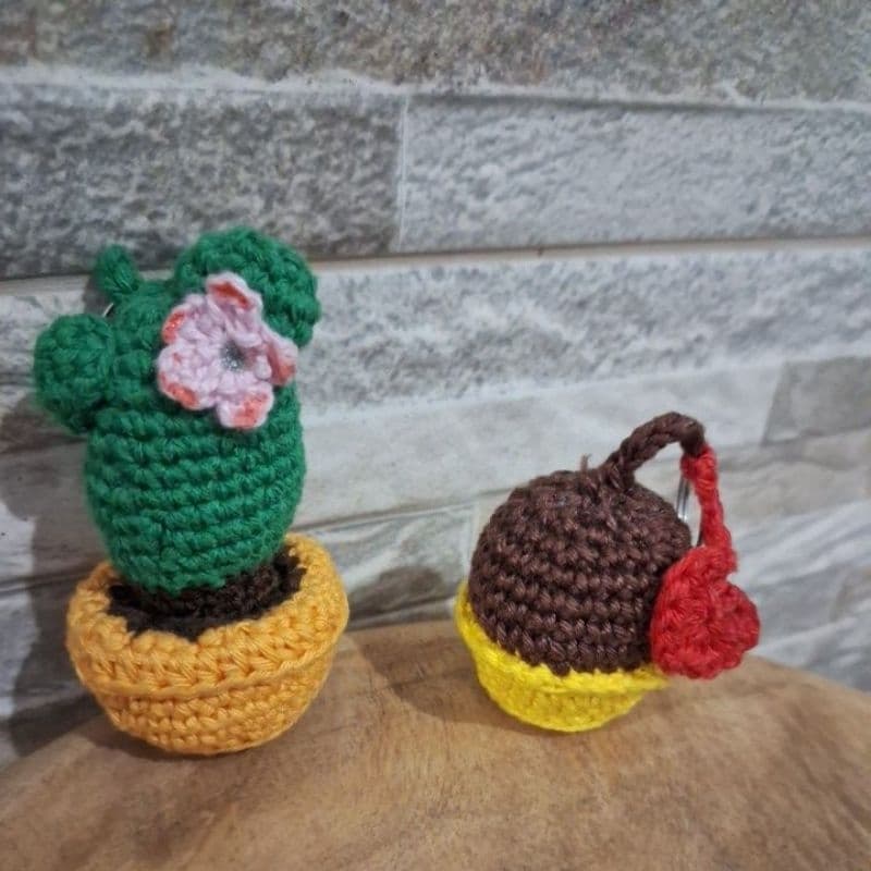 KIT mini brigadeiro + Cactus amigurumi crochê chaveiros presente mimo