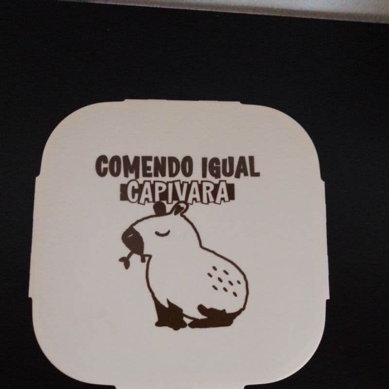 Marmita plástica comendo igual uma capivara