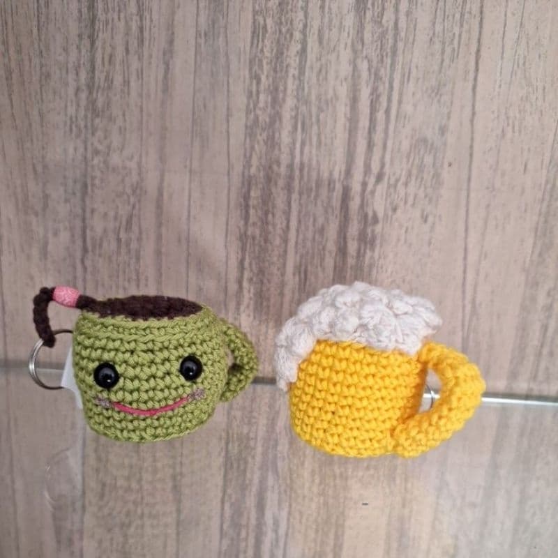 Caneca chaveiro café e cerveja crochê amigurumi mimo e lembrancinha