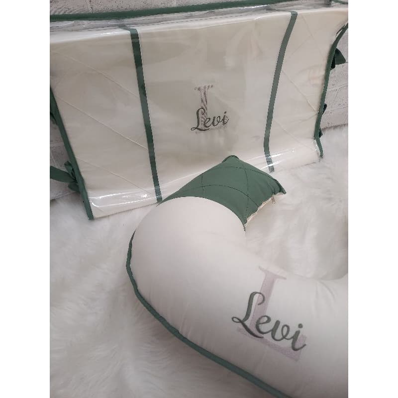 kit Almofada Amamentação e Trocador Anatômico Bordado Personalizado Bege e Verde Malva