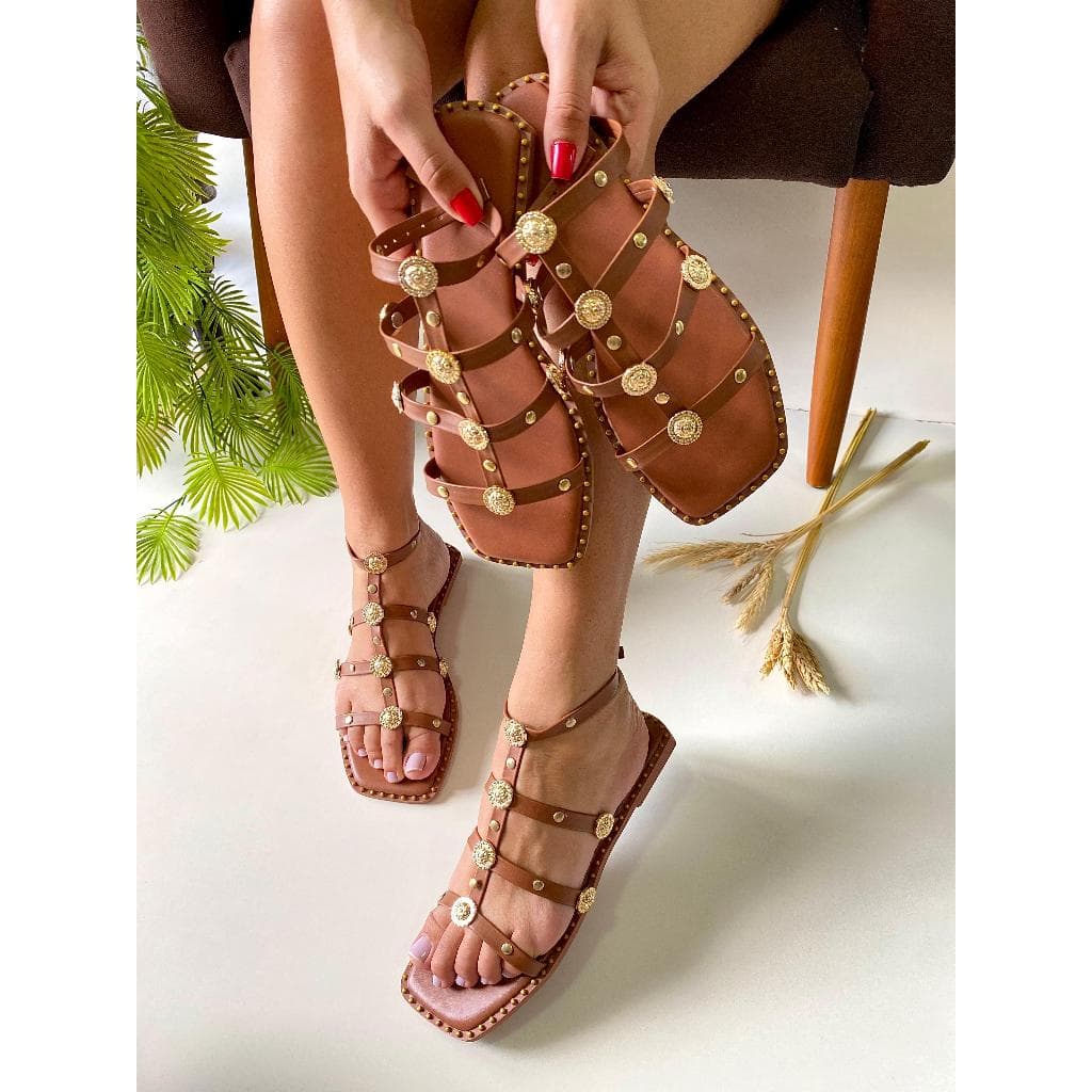 A Sandália Gladiadora Douré Elegance é a combinação perfeita entre sofisticação e estilo moderno. Com tiras em material