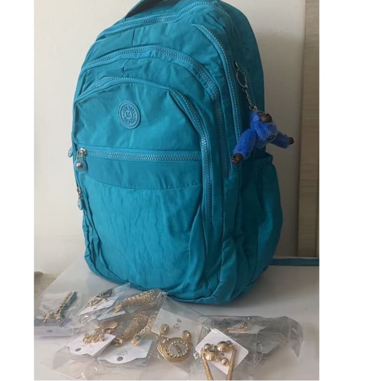 Mochila escolar e para viagem grande com chaveiro e mais um pares de brinde de brinco argola 3 fios elegante preco otimo