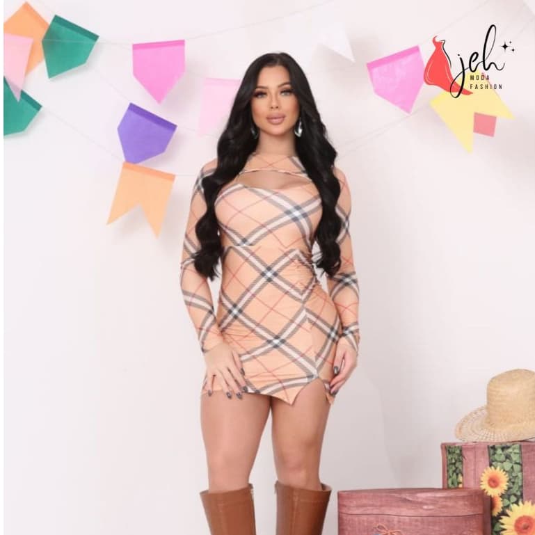 Vestido Xadrez Festa Junina com Detalhe Aberto e Mini Fenda na Perna