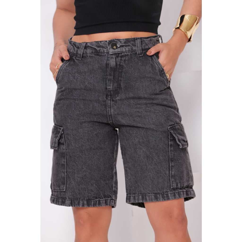 Bermuda cargo bolso lateral grafite estilo jeans feminina