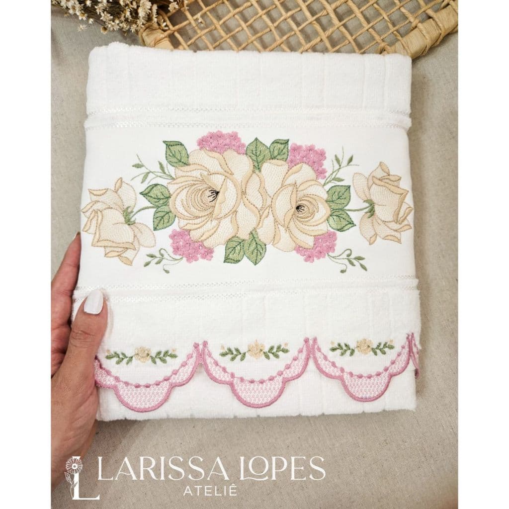 TOALHA DE BANHO BORDADA ROSAS BEGE COM ROSA