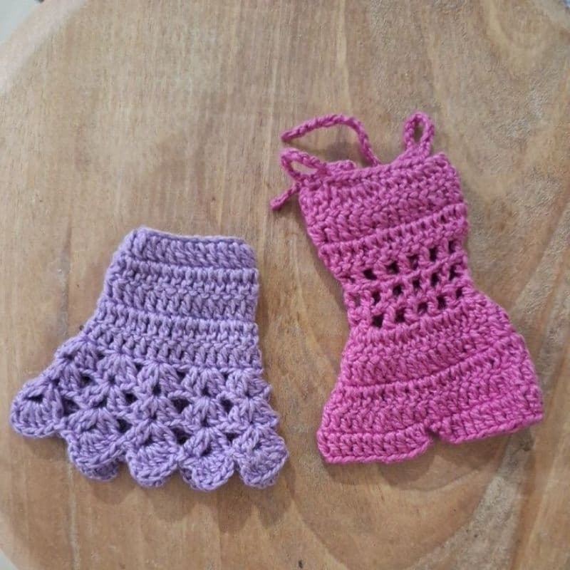 Roupinhas de bonecas crochê amigurumi. Medidas na descrição.