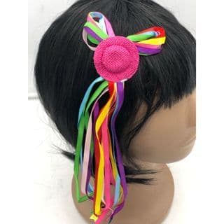 Presilha Mini Chapéu com Fitas e Mini Bandeirinhas na Ponta – Enfeite de Cabelo para Festa Junina