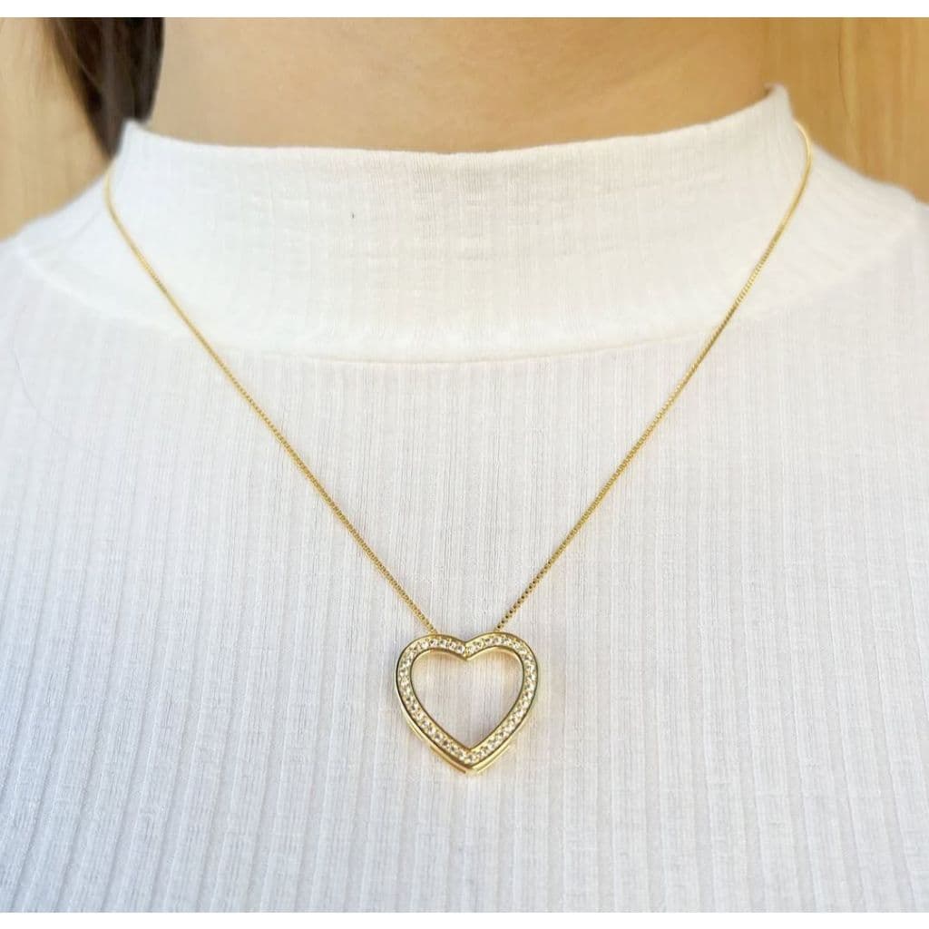 Colar Elegante com Pingente de Coração Vazado em dourado e Zircônias+3 pares de Brincos