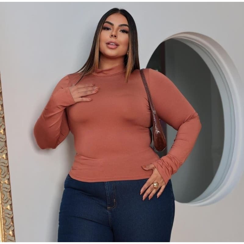 Blusinha manga longa suplex plus size. Gola alta, veste do 46 ao 50. Cores lindas! Chama no chat pra escolher!