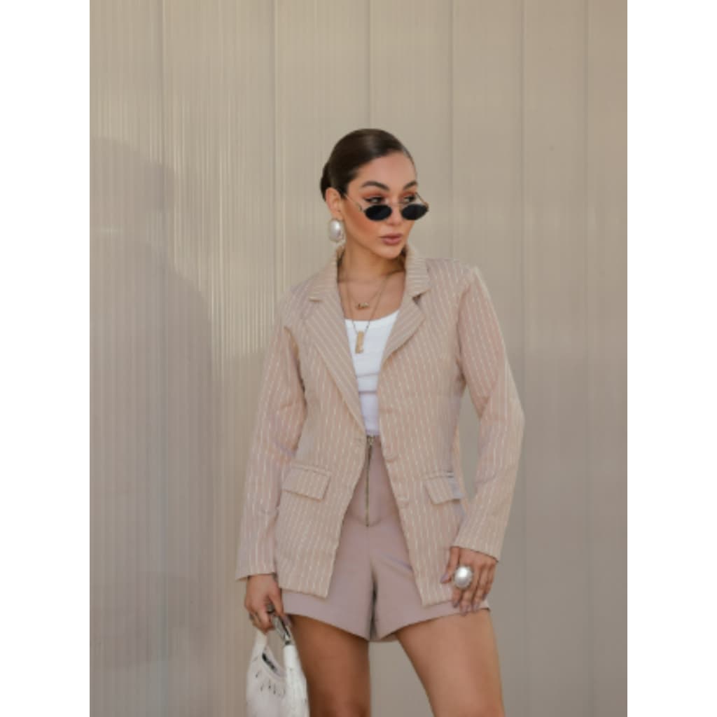 Blazer Feminino Listrado de Alfaiataria com Fechamento em Dois Botões e Bolsos Frontais