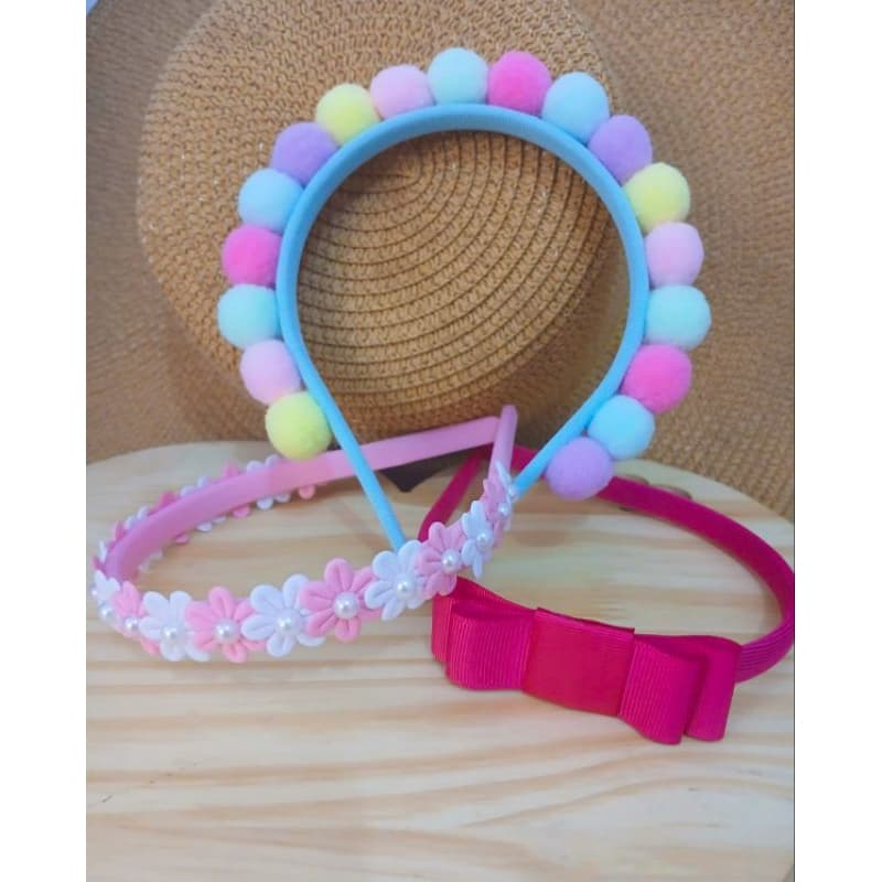 kit 3 Tiaras Com Pompons Grandes Florzinhas e Meia Pérola Kit 3 Peças Acessório de Cabelo Infantil