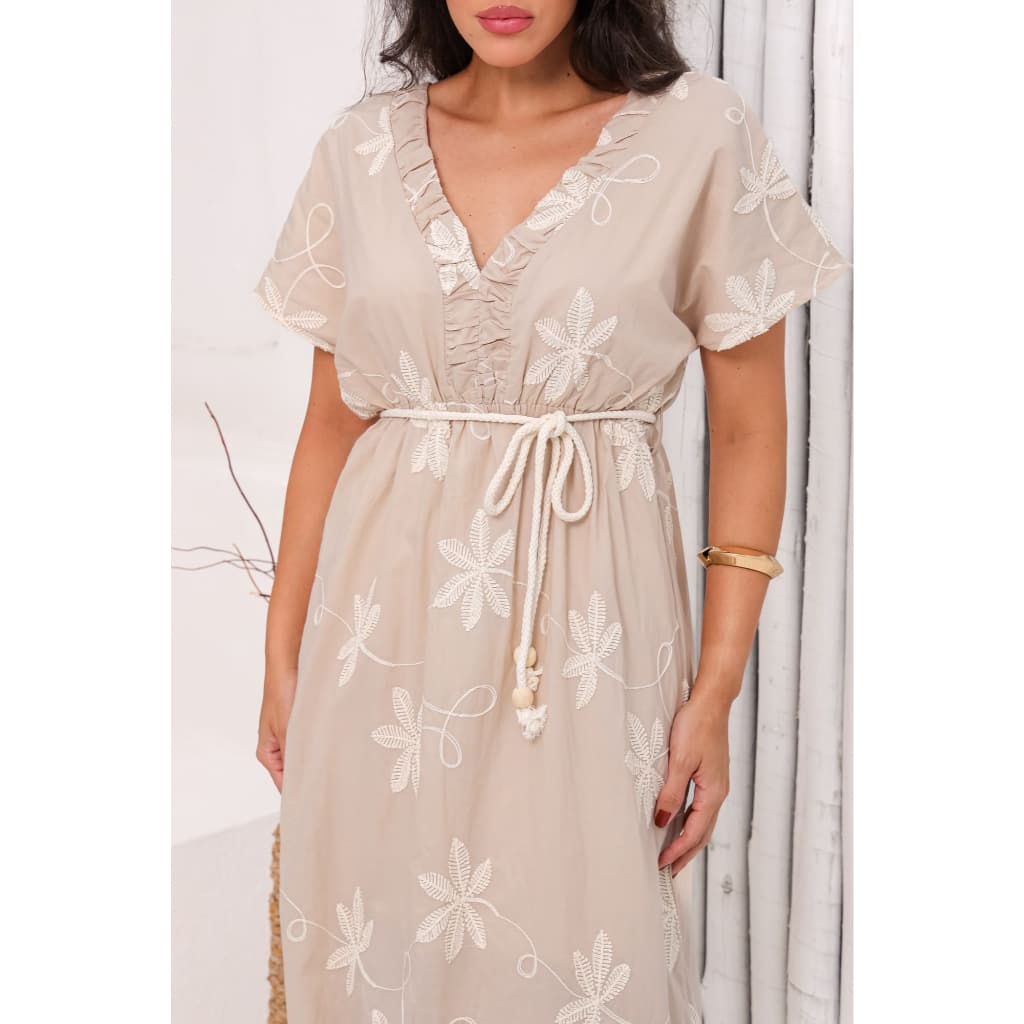 Vestido Feminino Bordado Sicília Slim e Plus Size Elegante Amarração e Decote V Com Forro