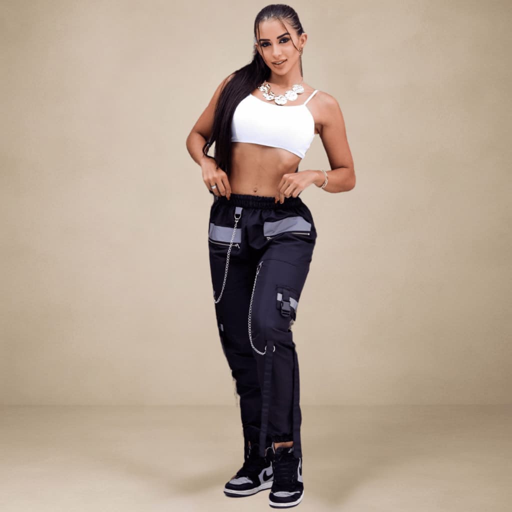 CALÇA FEMININA CARGO JOGGER COM CORRENTES MODA STREETWEAR REFLETIVO DE LUZ EM BOLSOS