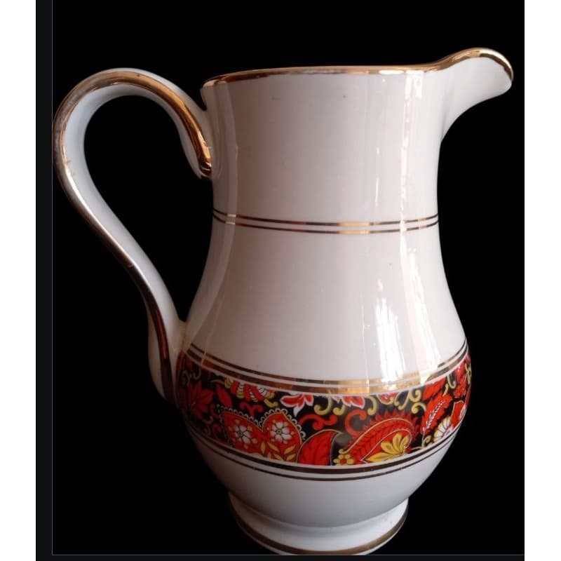 jarra de porcelana detalhe em ouro