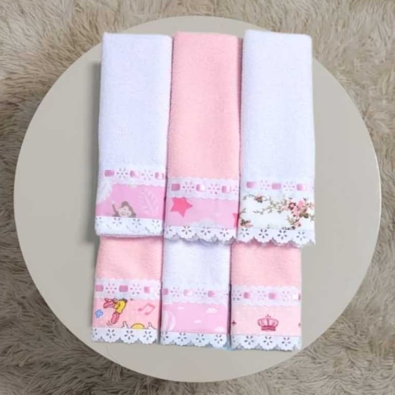 Kit Lasy Toalha Ombro ou Boca Babete 06 Un Lasi Lasie e Passa Fitas e Estampas Variadas Toalhas Coloridas Muito Macias