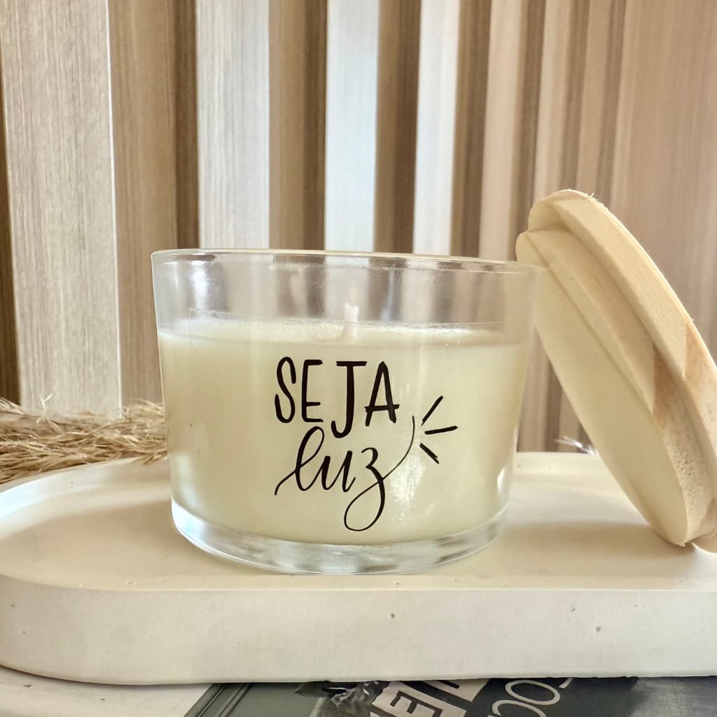 Vela perfumada frase Seja luz  -  100g COM TAMPA DE MADEIRA - ARTESANAL VEGANA