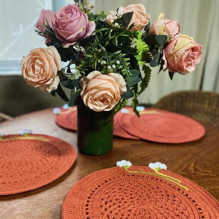 Descanso de prato de crochê | Toalhinha de crochê para mesa posta | Flor do campo