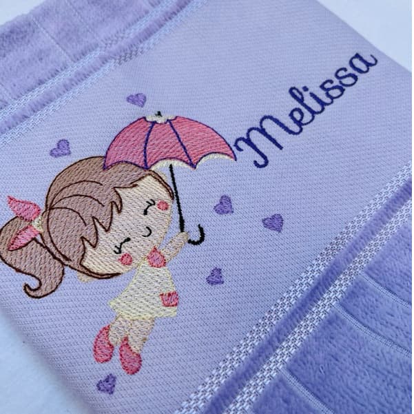 Toalha Bordada Personalizada Menina Boneca Chuva de Amor com Nome