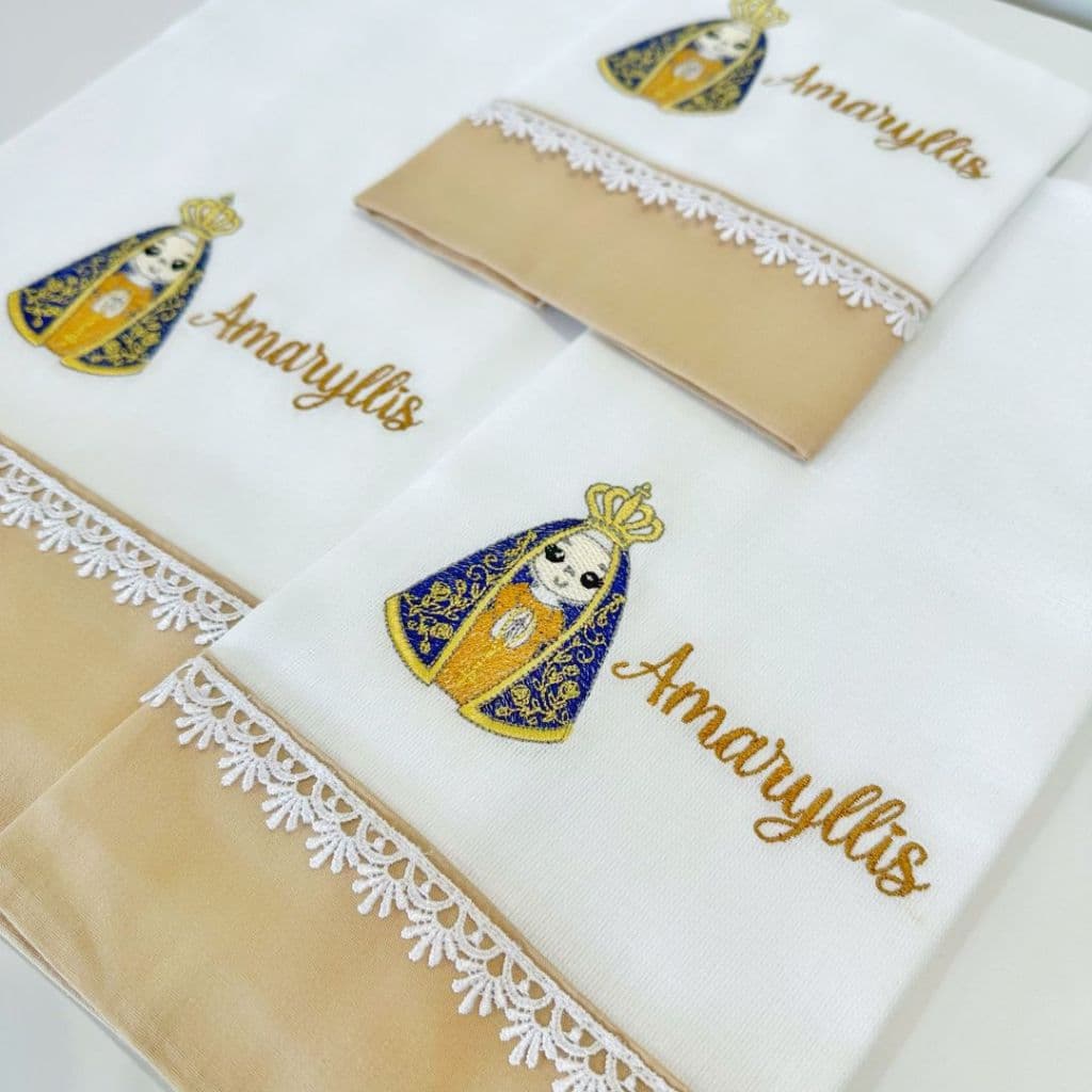 Fralda passeio, ombro e boca bordada duplas personalizada com nome - Nossa Senhora fralda