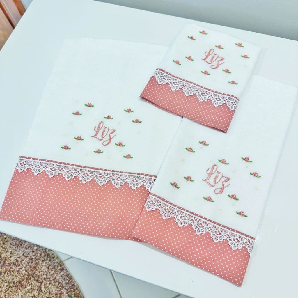 Fralda bordada com nome jardim flores e poá menina nude rose fralda
