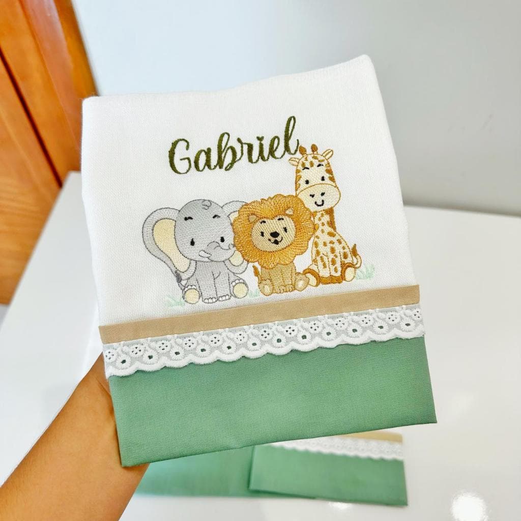 Kit Fraldas Bordadas com Nome Menino – Ombro, Boca e Passeio - Safari animais verde fralda