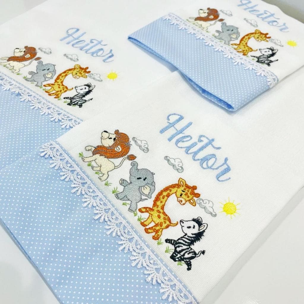 Kit Fraldas de Bebê Bordadas com Nome – Menino (Ombro, Boca e Passeio) SAFARI ANIMAIS fralda