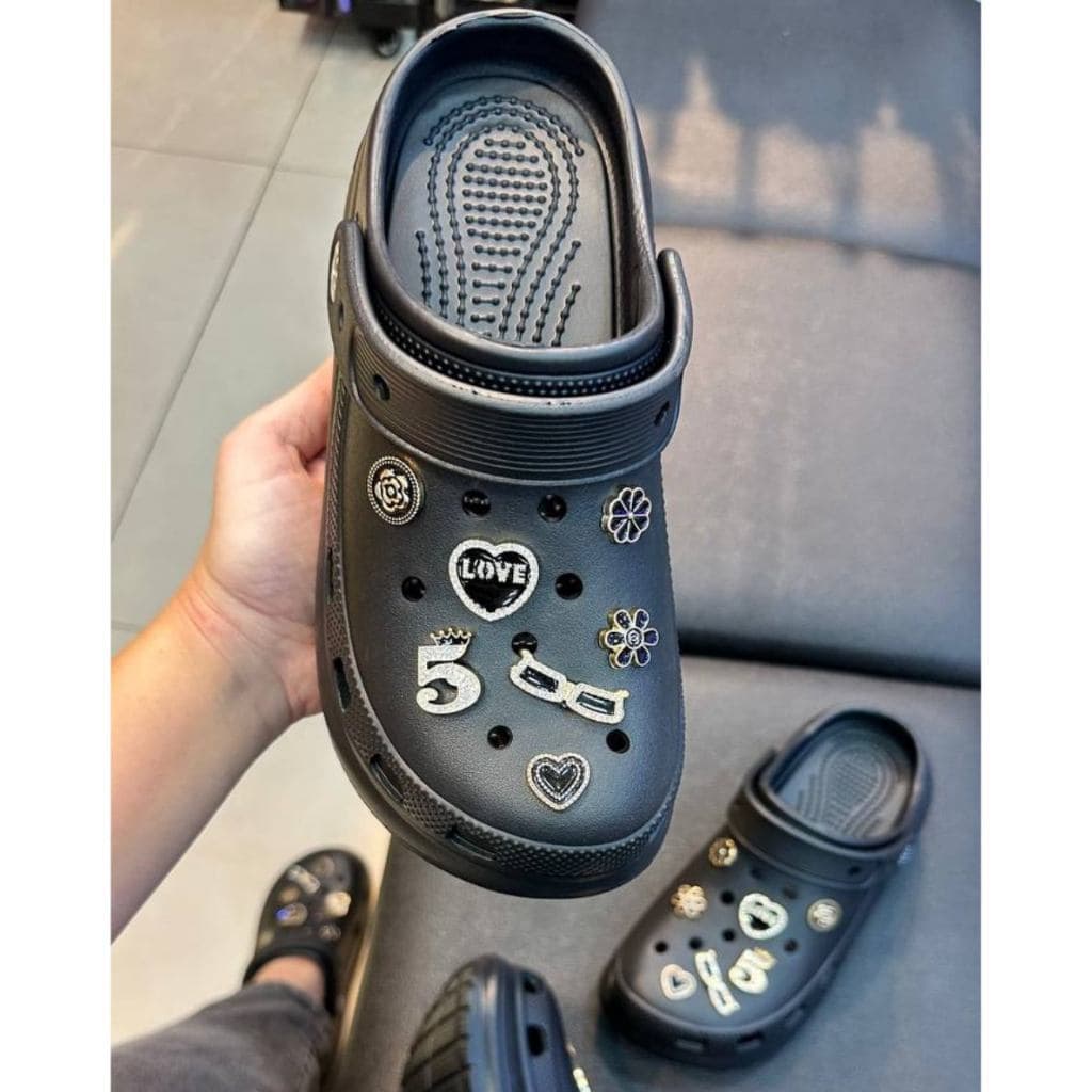 Chinelo Sandália Babuche Yvate Feminino Alça com Pins Botons e Palmilha Removivéis Preto e Bege
